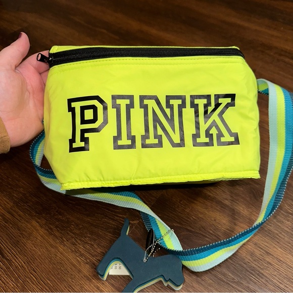 NWT Victoria’s Secret Pink Limited Edition Cooler Lunchbox with Dog Keychain - Picture 2 of 4